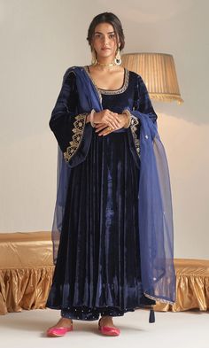 Fancy Punjabi Suits, Pakistani Bridesmaids Outfits, Velvet Anarkali Suits, Pakistani Bridesmaids, Lehenga Kurta, Velvet Anarkali, Velvet Suit Design, Anarkali Suits Designer, Suits Pakistani