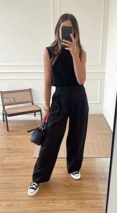 Outfit For Photographers, All Black Outfit Spring, Black Outfits For Hairstylist, All Black Outfit 2023, All Black Outfit Casual Summer, Black Work Outfits Women Casual, Cool Corporate Outfits, Casual Black Outfits Women, Photographer Outfits For Women