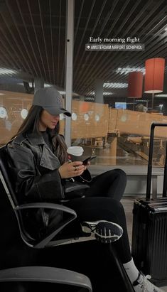 Airport fit Airport Look Photography, Airport Pose Ideas, Airport Photoshoot Ideas, Traveling Poses Photo Ideas, Airport Look Winter, Airport Pics Ideas, Airport Photos Instagram, Winter Airport Look, Travel Look Outfits Airport Style