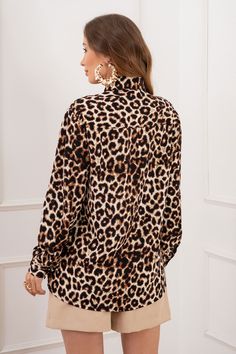 A estampa animal print é uma tendência que nunca sai de moda, que continua encantando gerações. Além de ser elegante, transmite ousadia e permite uma infinidade de criações. Essa camisa é confeccionada em tecido leve e muito confortável, possui fecho frontal por botões, e a modelagem reta com mangas longas que pode encurtar por ajuste de um botão e a estampa que está maravilhosa!  Referência do produto: 110611 Composição: 100% poliéster Cultura Pop, Animal Print, Animals, Gera