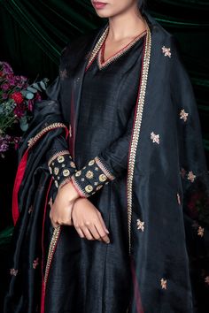 Buy Black Degummed Raw Silk Embroidery Zardozi V Neck Kurta Set For Women by Shimai Jayachandra Online at Aza Fashions. Silk Kurti, Salwar Kamiz, Kurta Neck Design, Kurti Designs Party Wear, Embroidery Suits Design, Designer Party Wear Dresses, Designer Dresses Casual, Boutique Dress Designs, Embroidery Designs Fashion