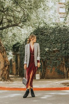 Velvet Dress Casual Outfit Street Styles, Velvet Slip Dress Outfit Winter, Jacket Over Midi Dress, Slip Dress Wedding Guest Outfit, Velvet Dress Styling, Velvet Dress Outfit Casual, Velvet Dress Outfit Winter, Velvet Slip Dress Outfit, Outfit Casamiento