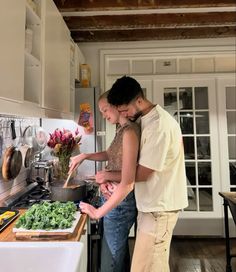 Couples cooking together aesthetic Cooking Dinner Together Aesthetic, Intimate Kitchen Photos, Husband And Wife Cooking Together, Living With Husband Aesthetic, Cooking For Him Aesthetic, Cooking Couples Photoshoot, Cooking With Your Boyfriend, Couple Photoshoot Kitchen, Marriage Life Aesthetic