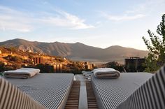 there are four beds on top of the roof with mountains in the background and text that reads, 4 ways to have a spa day at home