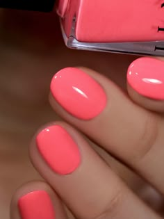 Summer Nails 2023 Gel Orange, Gel Manicure Summer 2023, Spring Time Nail Colors, Summer Nails Vibrant Colors, Summer Nails 2023 Coral And Pink, Powder Nails Colors, Florescent Pink Nails Neon, Aruba Nails Summer, Summer Nails 2023 Tan Skin