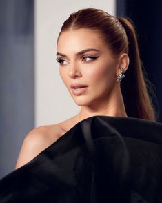 Sleek Ponytail Makeup Look, Long Tail Hairstyle, Ponytail Hairstyles Kendall Jenner, High Ponytail Hairstyles For Prom Sleek, Sleek Simple Hairstyles, High Ponytail With Part In The Middle, Sleek Back Ponytail With Bangs, High Fashion Ponytail, Kendall Jenner High Ponytail