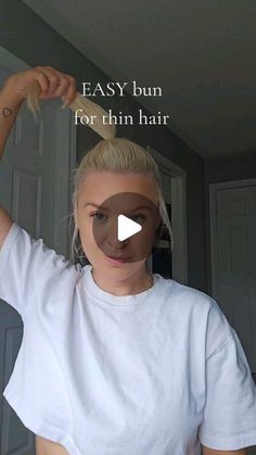 Jillian Jane on Instagram: "The claw clip ads tons of volume!  #diyhairschool #realhair #finehairtips #thinhairtips #easybun #messybun #easymessybun #messybuntutorial #viralhairstyles" Short Hair Claw Clip Hairstyles, Claw Clip Hairstyles Short Hair, Easy Bun Tutorial, Ponytail Trick, Fine Hair Tips, Hair Fixing, Easy Hair Updos, Clip Hairstyles