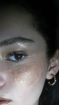 Glittery Fairy Makeup, Golden Fairy Costume, Fairy Glitter Makeup, Fairy Aesthetic Party, Yule Ball Makeup, Gold Fairy Makeup, Glitter Fairy Makeup, Gold Fairy Costume, Fairy Princess Makeup