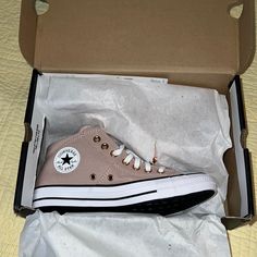 Super Rare And Undoubtedly The Most Beautiful Converse . Mauve Colored Mid Top Converse With Rose Gold Accents . Gorgeous! Mid Top Converse, Converse Slip On Shoes, Converse Mid Tops, Teal Converse, Silver Converse, Converse Hightop, Converse All Star Pink, Converse Star Player, Converse Slip On