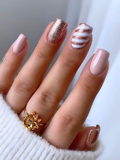 nude and gold glitter short nails with stripes Short Christmas Nails, Unghie Sfumate, Short Acrylic Nails Designs, Festival Nails, New Year's Nails, Dipped Nails