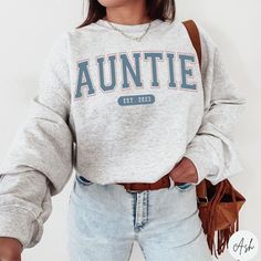 Unisex Auntie Est. 2023 Sweatshirt, Custom Gift For Sister, New Aunt To Be T-Shirt, Pregnancy Announcement Reveal Shirt, Best Favorite Aunt Hoodie, Gift for Aunt ✧ SIZING ✧ ⋒ Please check our size chart before placing an order. ⋒ If you want an oversized look, pick a sweatshirt that is 2 sizes larger than your usual size. ✧ IMPORTANT NOTE: We try to depict all shirt and design colors as close to the original as possible but depending on your screen settings or the shirt color you chose, the colo Hockey Sweatshirts, Grandma Sweater, Pregnancy Announcement Gifts, Nurse Sweatshirt, New Grandma, Grandma Shirts, Sweater Gift, How To Measure, Last Of Us