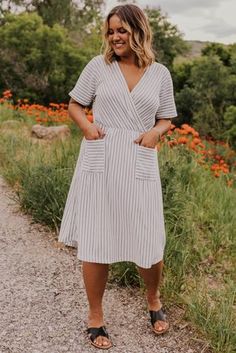 Big Size Dress, Thrift Flip, Curvy Model, Fall Projects, Striped Midi Dress, Dresses Elegant, Clothing Inspiration, Fashion Board