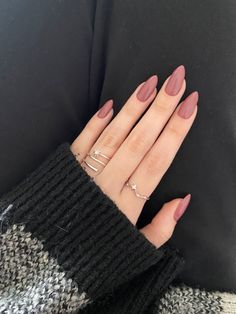 Office Work Nails, Cool Tones Nails, Short Almond Dip Nails Fall, Oval Nail Colors, Dusty Rose Nail Color, Neutral Colour Nails, Solid Nail Color Ideas Fall, Light Colour Nails, Cool Tone Nails