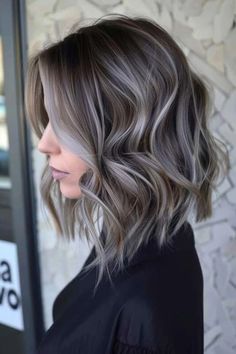 55+ Chic Silver Highlights and Gray Blending Ideas for Dark Hair - Flo's Blog Pelo Color Ceniza, Hair With Silver Highlights, Ashy Blonde Balayage, Pretty Brown Hair, Grey Brown Hair, Silver Hair Highlights, Natural Brown Hair