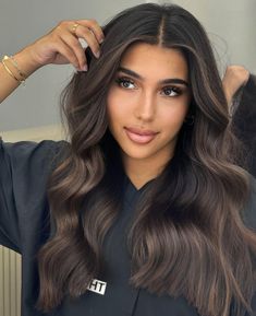 Dark Roots Hair Color Ideas Brown, Dark Roots Hair Color, Dark Roots Brown Hair, Balayage For Indian Skin Tone, Dark Roots Hair Color Ideas, Roots Hair Color, Hair Color Ideas Brown, Colored Hair Roots, Dark Roots Hair