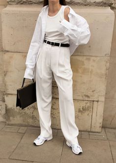 Marcela Damazo: 4 formas de usar camisa branca de um jeito cool Slouchy White Jeans Outfit, Old Money Summer Outfits, Old Money Summer, White Pant, European Summer Outfits, Chique Outfits, All White Outfit, Phoebe Philo