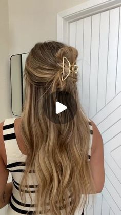 breanna cohoon on Instagram: "fav lil trick to using the mini clip that holds all day!!! 🫶🏼
.
.
.
#hairstyle #hairtutorial #summerhair #style #fashion #summerstyle #clawclip" Girls Claw Clip Hairstyles, Half Up Half Down With Clip, Small Claw Clips Hairstyles, Mini Claw Clip Hairstyles, Snap Clips Hairstyles, Hairstyles With Clips, Updos Tutorials, Med Hair