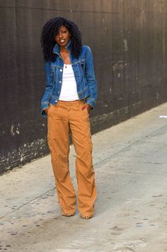 How To Style Light Brown Pants, Mustard Cargo Pants Outfit, Style Pantry Outfits, Denim Cargo Pants Outfit, Wide Leg Cargo Pants Outfit, Outfit With Cargo Pants, How To Style Cargo Pants, Cargo Pants Style, Style Pantry