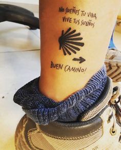 a person with a tattoo on their foot that says, no vein to via vive tus sustena