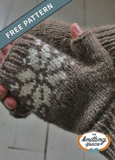 a hand holding a knitted mitt with text overlay that reads free pattern