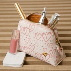 Our cosmetic bag is perfect for carrying your makeup and skincare organized. They are designed to fit perfectly in your purse or your travel bag! Features El portacosméticos no incluye los productos de la imagen. Genuine Leather Signature Heart Interior pocket Designed to stand in their own 4.5" H, 6.5" W, 2" D Cute Cosmetic Bag With Removable Pouch, Feminine Cosmetic Pouch For Daily Use, Feminine Zipper Pouch Cosmetic Bag For Daily Use, Feminine Cosmetic Bag With Removable Pouch For Everyday Use, Feminine Cosmetic Bag With Zipper, Feminine Everyday Cosmetic Bag With Zipper, Zippered Cosmetic And Toiletry Storage Pouch For Gift, Gift Cosmetic And Toiletry Zipper Pouch, Portable Pouch For Cosmetic And Toiletry Storage