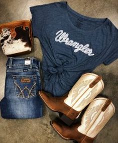 Cowboy Boots Jeans, Outfits Cowboy Boots, Country Girl Outfits, Mode Country, Country Clothes, Cute Cowgirl Outfits, Cowgirl Style Outfits, Boots Jeans, Southern Outfits