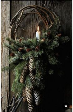 Pottery Barn Inspired Living Room Farmhouse, Natural Wreaths Christmas, Stylish Christmas Decor, Vintage Rustic Christmas Decorations, Rustic Christmas Front Porch, Barbwire Wreath, Modern Christmas Wreath, Primitive Christmas Decorating, Front Porch Christmas Decor Ideas