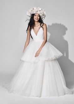 Vera Wang Wedding Dress 0 / Off White Vera Wang: Paulie Vera Wang Wedding Dress, Gonna In Tulle, Vera Wang Wedding, Wedding Dresses Vera Wang, Evening Dresses For Weddings, Dress Order, Satin Flowers, David Beckham, Bridal Shop