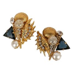 Gianfranco Ferré - (Made in Italy) Gold metal clip earrings featuring shells paved with strass. Additional information: Dimensions: 6 W x 7.5 H cm Condition: Very good condition Seller Ref number: BO281 Gianfranco Ferre, Clip Earrings, Made In, Clip On Earrings, Metallica, Gold Metal, Shells, In Italy, Jewelry Earrings