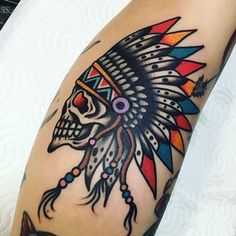 Traditional Tattoo Indian, Indian Skull Tattoos, Headdress Tattoo, Tatuagem Masculina Pequena, Super Tattoo, Native American Tattoos, Native Tattoos, Indian Skull, Tattoos Mandala