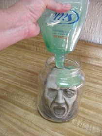 I Gotta Try That...: Creepy Shrunken Head Head In A Jar, Strašidelný Halloween, Cheap Diy Halloween Decorations, Shrunken Head, Hallowen Ideas, Halloween Fest, Creepy Halloween Decorations, Adornos Halloween, Deco Originale