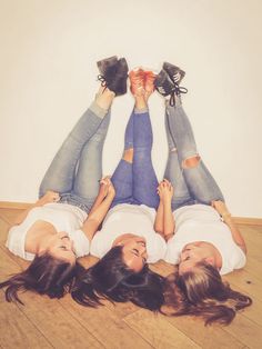 Trio Photoshoot, 2 Bff, Bff Photography, Sisters Photoshoot Poses, Sisters Photoshoot, Best Friend Poses, Sister Photos, Best Friend Photoshoot, Bff Photoshoot