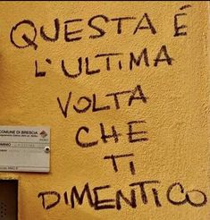 graffiti written on the side of a yellow wall in an italian language that says, questa e ultima volita che ti dimentico