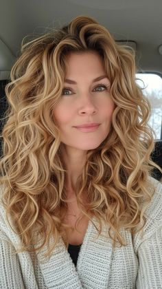 "Elegant Transformations: Gorgeous Hairstyles and Haircuts for Women Over 50. Rediscover Your Radiance! Timeless Looks for Timeless Beauty. Spring Hair Color, Medium Curly Hair Styles, Chique Outfits, Haircuts For Curly Hair, Long Blonde, Long Blonde Hair, Curly Hair Cuts, Long Curly Hair, Long Curly