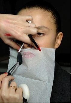 After you have applied your lipstick, hold a tissue over your lips and lightly dust translucent powder over the tissue to set for long wear. Eyeliner Hacks, Makeup Tip, Hacks Every Girl Should Know, Kissable Lips, Makeup Tricks, Translucent Powder, Diy Beauty Hacks, Health And Beauty Tips, All Things Beauty