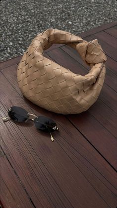 Countryside Fashion, Bottega Veneta Jodie, Hand Clutch, Dream Bags, Woven Handbags, Custom Tote Bags, Woven Tote Bag