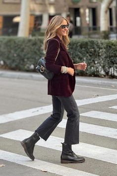 Discover 8 casual yet chic velvet blazer looks perfect for everyday outfits during the fall and winter months. Get inspired and elevate your seasonal fashion looks effortlessly with edgy outfits with a slight grunge vibe, like this one with grey jeans, black combat boots and a trendy burgundy velvet blazer.