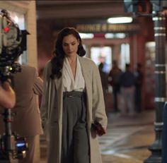 Ww84 Outfits, Gal Gadot Fashion Style, Wonder Woman 1984 Outfits, Gal Gadot Outfits Casual, Wonder Woman Outfit, Wonder Woman 1984