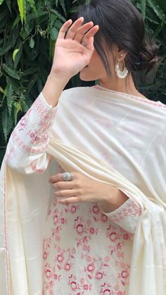 aaye haye Desi Aesthetic Poses In Kurti, Eid Photoshoot Ideas, Poses Selfie, Desi Aesthetic, Self Portrait Poses, Stylish Photo Pose