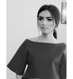 La queue-de-cheval basse sur raie au milieu 2000s Hairstyles, Lily Collins, Beauty Icons, Beauty Bar, Story Ideas, Ponytail Hairstyles, Beauty Trends, Beauty Inspiration, A Dress