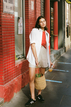 Japanese Outfits Street Style Summer, Summer Outfit Japanese, White Linen Shirt Outfit Women, Oversized Linen Shirt Outfit, Lucy White, Oversized White Shirt, White Shirt Outfits, White Cotton Shirt, Australia Fashion