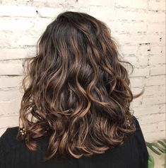 Highlights With Wavy Hair, Brown Wavy Hair With Lowlights, Curly Brown Balayage Hair, Long Wavy Hair With Highlights, Naturally Curly Brunette Hair With Highlights, Wavy Hair With Highlights Brown, Curly Brunette With Highlights, Wavy Hair Highlights Caramel, Dark Brown Hair Balayage Curly