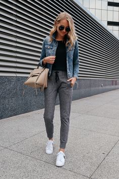 Blogger Street Style, Denim Jacket Outfit, Fashion Jackson, Outfit Trends, Grey Joggers, Athleisure Outfits, Inspired Outfits, Grey Pants