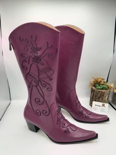 Handembroidered genuine leather cuatom made womeb boots. #suzaniboots #cowboyboots #customboots #womenboots #leatherboots #handmadeboots #bemyboots #boots #countrystyle #giftforher Cowboy Style Women, Purple Boots, Fashion Cowboy Boots, Unique Boots, Everyday Boots, Beige Boots, Vintage Cowboy Boots, Green Boots, Custom Boots