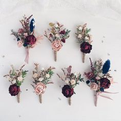 six boutonnieres are arranged in the shape of flowers