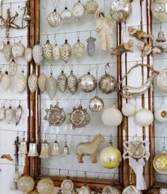 there are many ornaments hanging on the wall