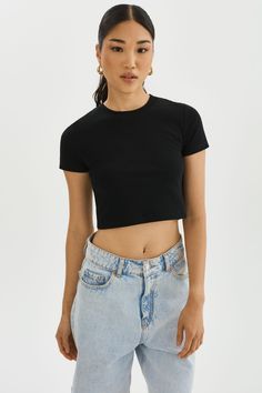 Elevate your basics with the INGA cropped t-shirt. The shortened length is perfect for a laid-back vacation atmosphere. It effortlessly pairs with various bottoms, from shorts and skirts to jeans or casual trousers, allowing you to create different looks with minimal effort. Black Cropped T-shirt For Summer, Summer Cropped T-shirt With Relaxed Fit, Summer T-shirt Relaxed Fit Cropped Hem, Basic Cropped Shirt With Short Sleeves For Summer, Black Relaxed Fit Cropped T-shirt For Summer, Summer Cropped Hem T-shirt Relaxed Fit, Summer Relaxed Fit Cropped T-shirt, Black Cotton Crop Top With Cropped Hem, Relaxed Fit Basic Crop Top For Summer