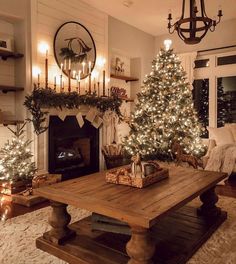 Step inside the homes of this season’s most festive and inspiring Christmas decor ideas. Christmas Fireplace Decor, Christmas Decor Inspiration, Christmas Living Rooms, Christmas Inspo, Christmas Fireplace, Christmas Wonderland, Christmas Room, Winter Home Decor, Farmhouse Christmas Decor