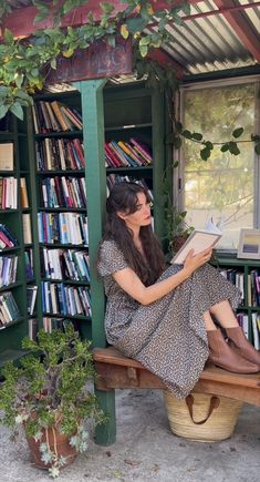 Farm Lady Outfit, Earthy Lifestyle Aesthetic, Minimalist Cottagecore Outfit, Bookish Outfits, Librarian Fashion, Lovely Fashion, Estilo Hippie, Reading A Book, Coffee And Books