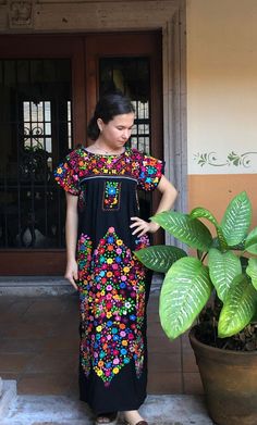 Este hermoso vestido floral está completamente bordado a mano por artesanos mexicanos, es ideal para una ocasión formal o dama de honor en cualquier evento, cómodo y hermoso. El arte textil mexicano tiene siglos de historia y creatividad en todo el país. México es reconocido como uno de los países líderes con una hermosa producción artística en el mundo textil, las manos milagrosas de talentosos artesanos de diferentes estados del país crean impresionantes prendas bordadas y artículos varios. #Oaxaca #Chiapas Hacemos envíos a cualquier parte del mundo, desde Tepic, Nayarit, mx. Hecho por artesanos de Oaxaca, Mx Recomendamos lavar a mano con agua fría, tierna a la sombra, para conservar mejor el color original Luxury Embroidered Maxi Dress For Traditional Ceremonies, Mexican Puebla Dress, Affordable Traditional Embroidered Dress, Multicolor Embroidered Long Dress, Multicolor Maxi Dress With Floral Embroidery, Maxi Length Dress With Multicolor Intricate Embroidery, Maxi Dress With Intricate Multicolor Embroidery, Multicolor Floral Embroidered Maxi Dress, Traditional Embroidered Fiesta Maxi Dress